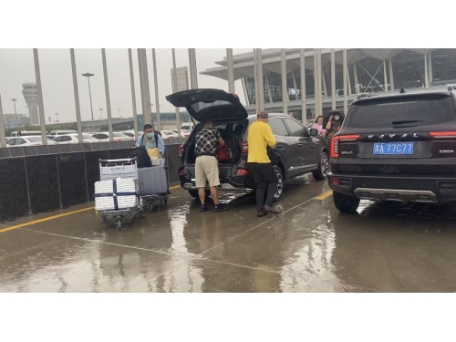 北京沈先生于西宁租车一辆，为期七天。青海绑客机场接机送车